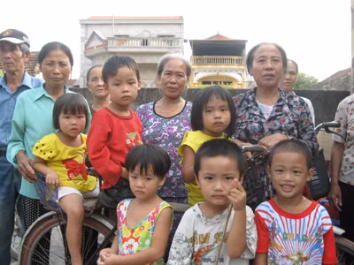 Khai giảng được gần một tháng rồi nhưng những trẻ em 5 tuổi ở thôn Anh Nhuệ, Ân Thi vẫn chưa được đi học
