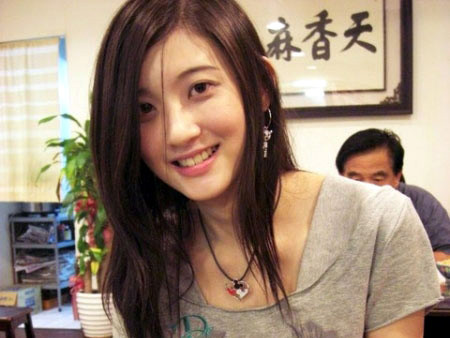 Cô gái xinh đẹp có thể 'hòa tấu' 3 nhạc cụ cùng lúc