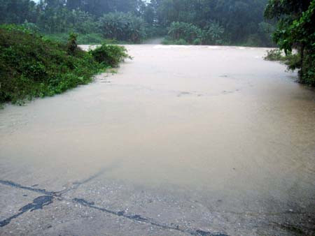 Miền Trung ngập chìm trong lũ, đã có người tử vong