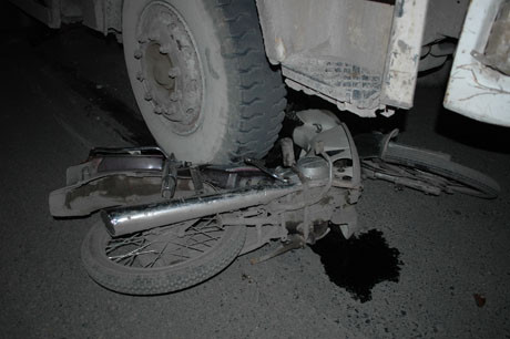 Chiếc xe máy bị chèn nát