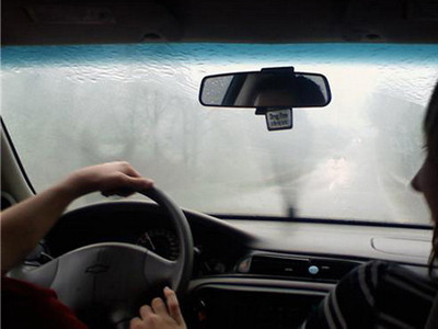 Mẹo khiến kính xe hết mờ khi đi trời mưa