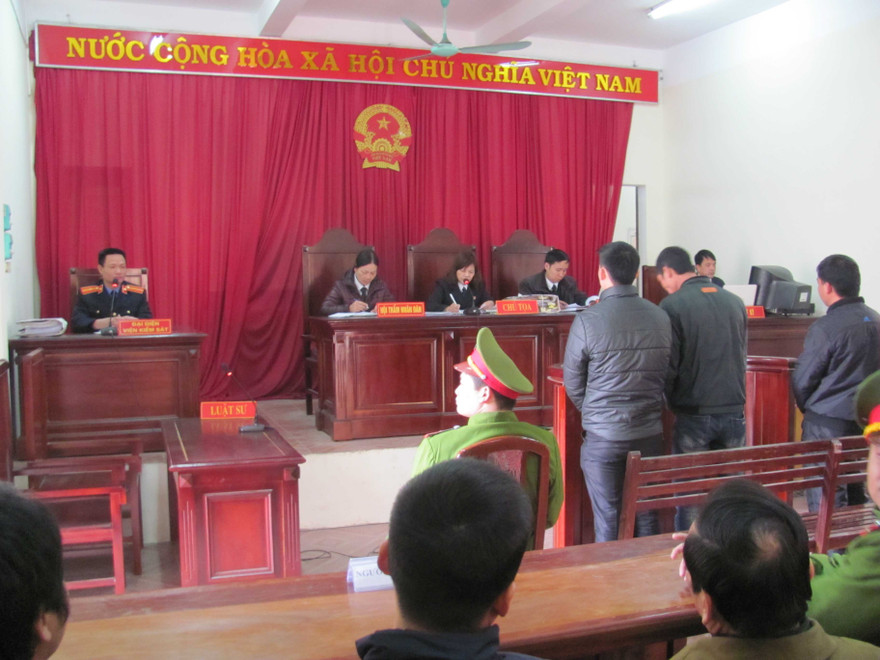 Hoãn xử vụ công an trấn tiền gái mại dâm