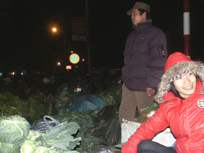 Nhọc nhằn chợ rau lúc rạng sáng