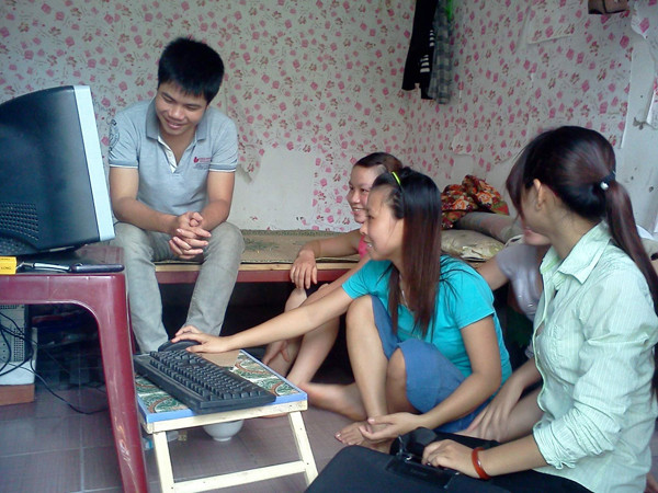 Phòng trọ có máy vi tính là mơ ước của nhiều công nhân Ảnh: D.N