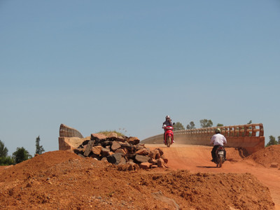 Hụt vốn, cầu trăm tỷ phơi mưa nắng