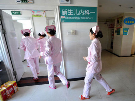 Sắp hỏa táng, bé sơ sinh bật khóc