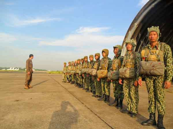 Lính đặc công trước giờ lên máy bay Ảnh: B.P