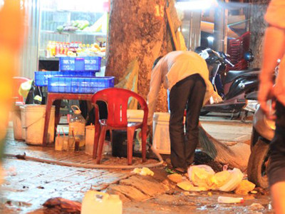 Tận thấy 'công nghệ' chế biến trà đá, trà chanh vỉa hè