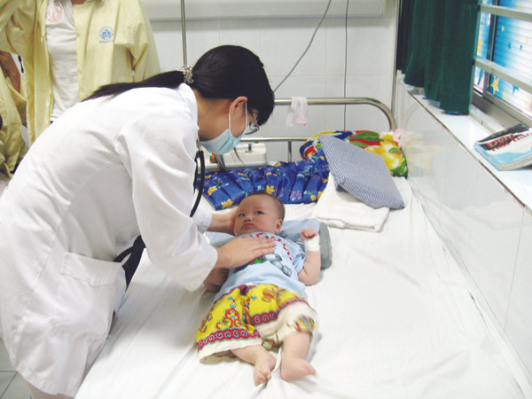 Điều trị cho bệnh nhi ở Bệnh viện Nhi T.Ư