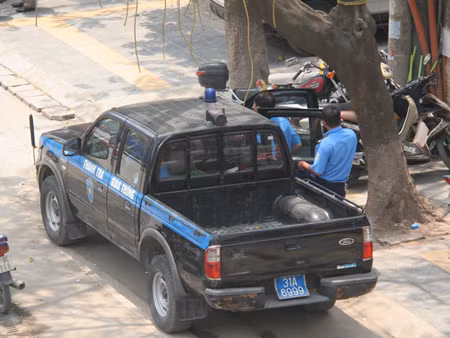 Thanh tra đỗ xe công vi phạm, vào quán bia nói 'chỉ uống nước ngọt'