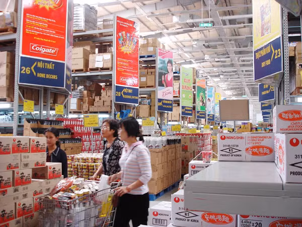 Năm nay nhiều hệ thống siêu thị cam kết không tăng giá dịp Tết. Ảnh L.N