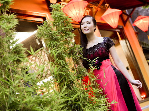 Á hậu Thùy Trang duyên dáng áo dài nơi phố Hội