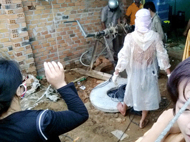 Ngành chức năng cùng người dân trục vớt thi thể bà Cử từ giếng lên