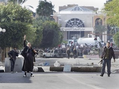 Một binh lính Libya vẫy tay mời các nhà báo tới gần hơn để xem tình hình yên tĩnh ở Zawiya