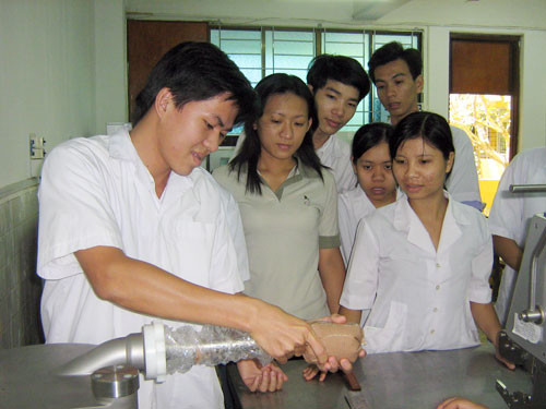 SV trường ĐH Sư phạm kỹ thuật TP.HCM trong giờ thực hành - Ảnh: Hà Ánh