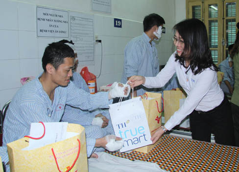 Động viên chiến sỹ bị thương khi chữa cháy cây xăng