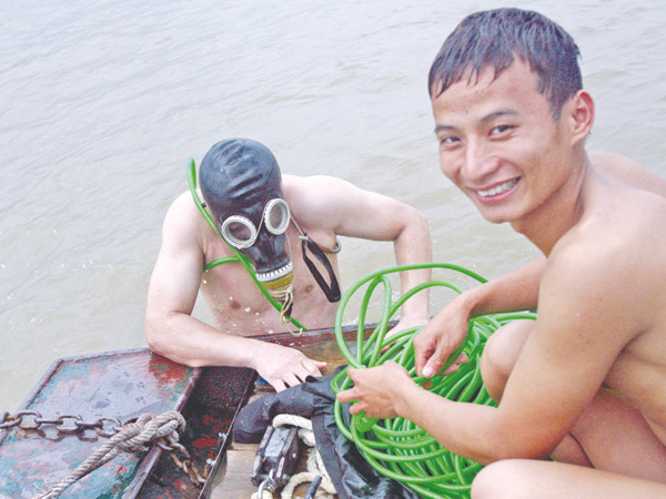 Một ngày dưới đáy sông Hồng