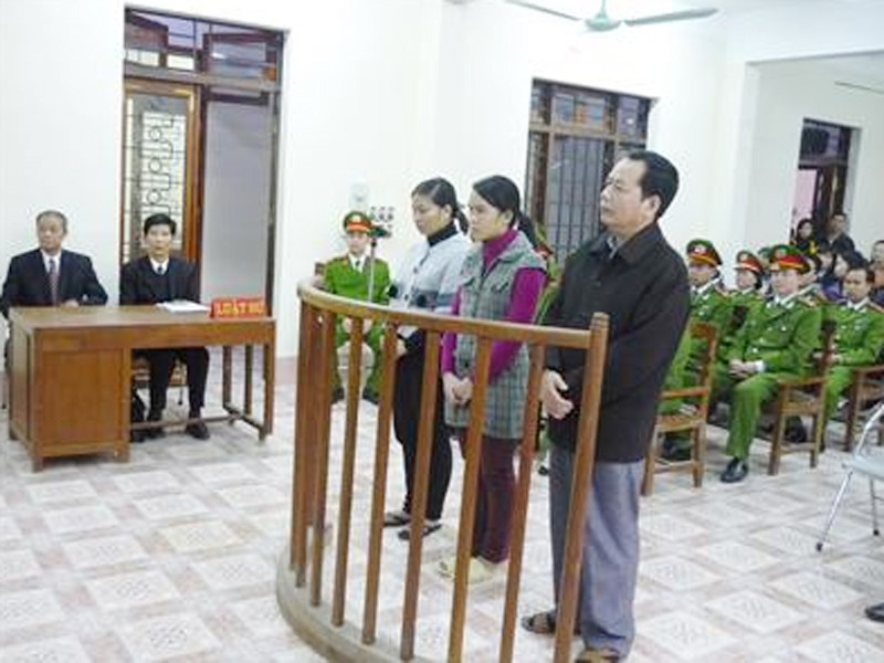 Hai nữ bị cáo đã khai ra bản danh sách “khách ruột”. Ảnh: PV