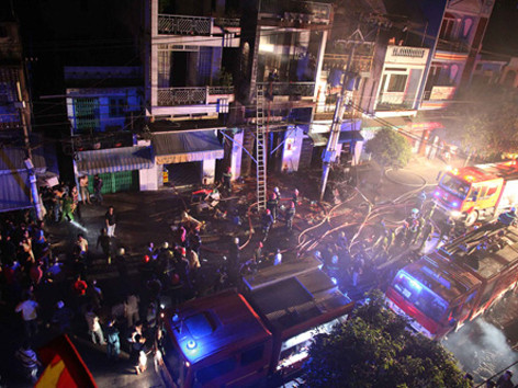 Cháy lớn làm ba người chết