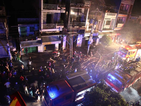 Cháy lớn làm ba người chết