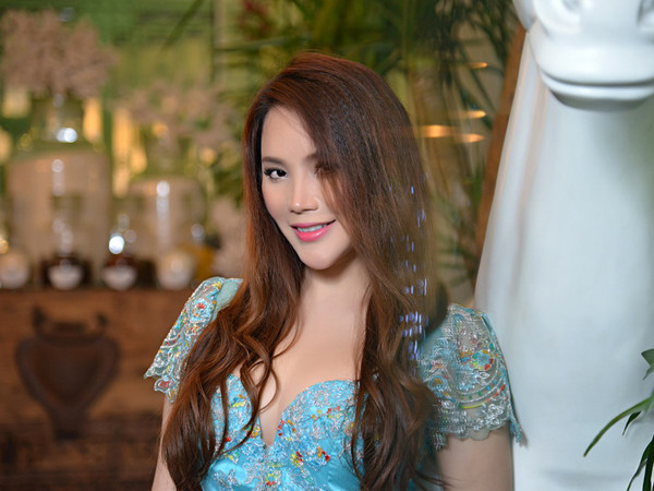 Hồ Quỳnh Hương đẹp rạng ngời như công chúa