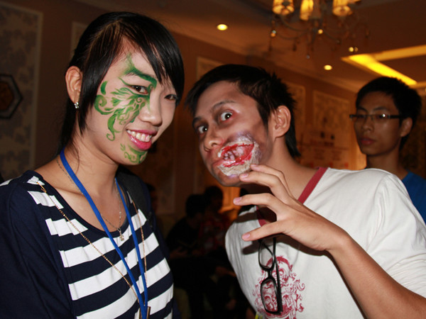 Màn hóa trang rợn người của sinh viên Ngoại thương