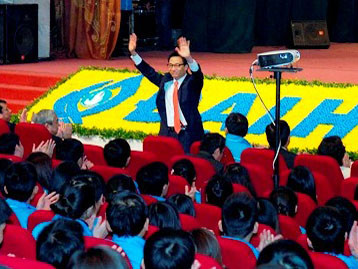 Phó Thủ tướng Vũ Đức Đam đối thoại với sinh viên