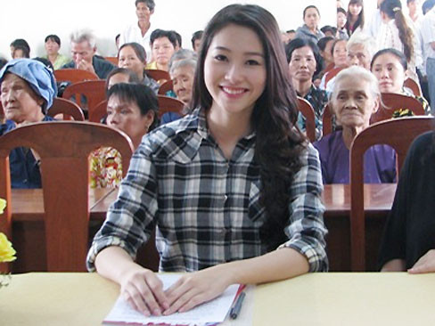 Hoa hậu Thu Thảo mang xuân ấm đến người nghèo