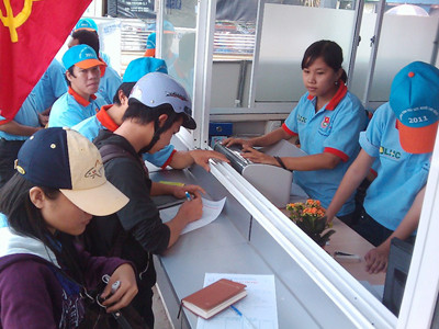 Giới thiệu việc làm ngay tại bến xe Ảnh: Q.M