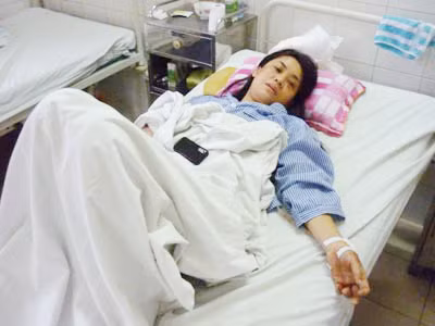 Chị Oanh đang được các bác sỹ bệnh viện Việt Tiệp tận tình cứu chữa