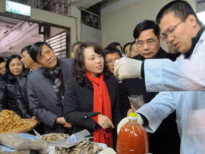 Các Bộ trưởng khẳng định các mẫu kiểm tra hôm đó không đại diện cho hàng Tết ở chợ Đồng Xuân