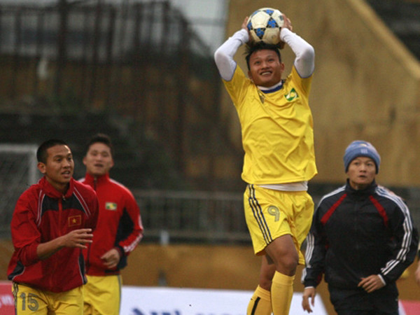 Chờ sân Vinh mở hội