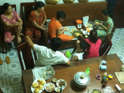 Nhiều gia đình tự làm bánh Trung thu