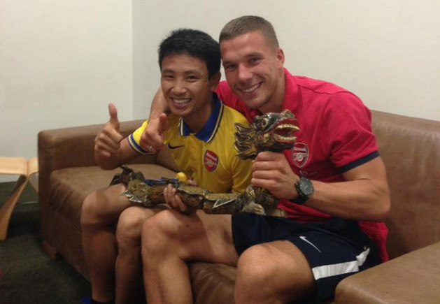 'Running Man' đã tái ngộ Lukas Podolski tại London