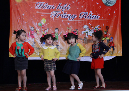 Dàn siêu mẫu nhí 'độ bộ' đón Trung Thu