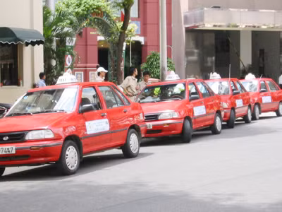 Sài Gòn: Phí trông xe siêu rẻ 5.000đ/ngày, ô tô tràn ra đường