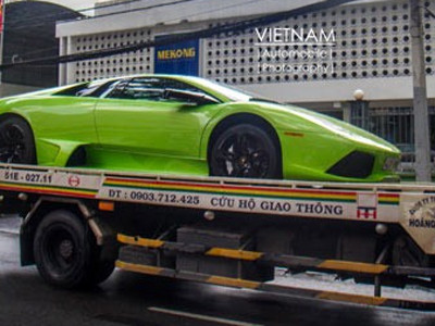 Nỗi khổ đại gia đi siêu xe ở Việt Nam