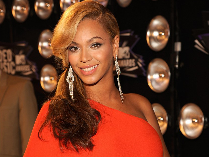 Diva Beyonce bất ngờ khoe bụng bầu