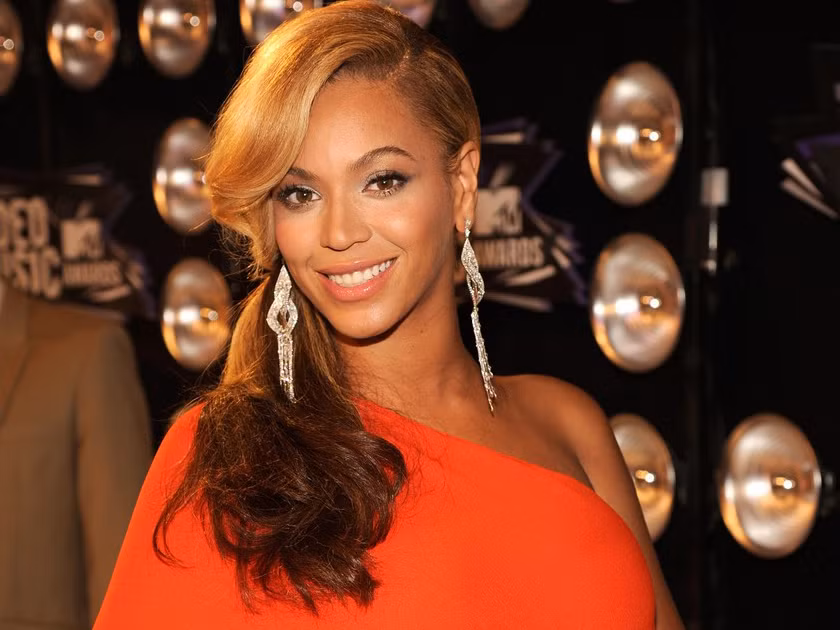 Diva Beyonce bất ngờ khoe bụng bầu