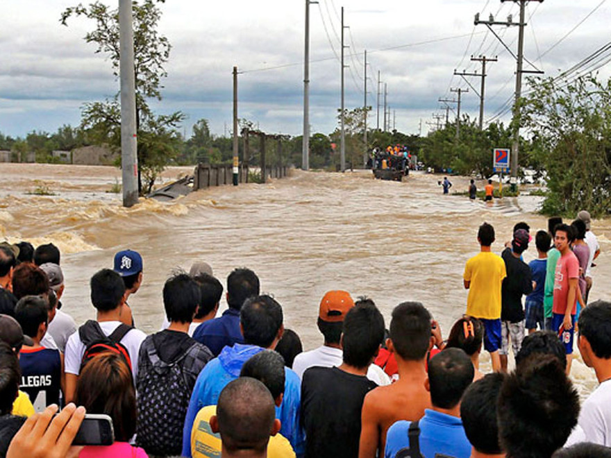 Bão Santi đổ bộ vào Philippines, 13 người chết