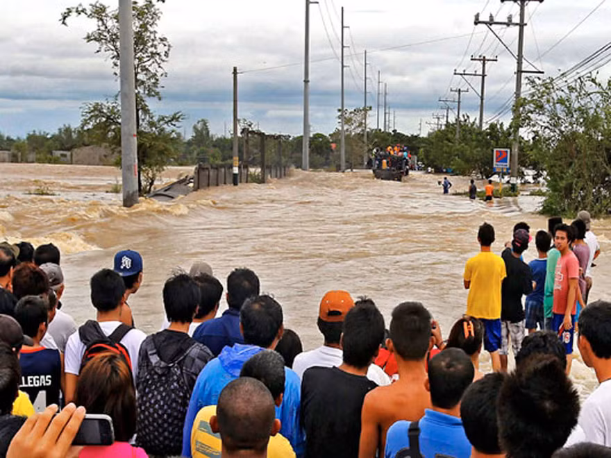 Bão Santi đổ bộ vào Philippines, 13 người chết