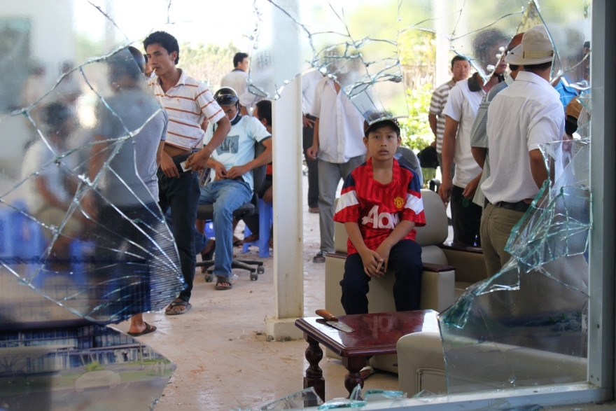 Trụ sở công ty bị đập phá (ảnh Nguyễn Huy)