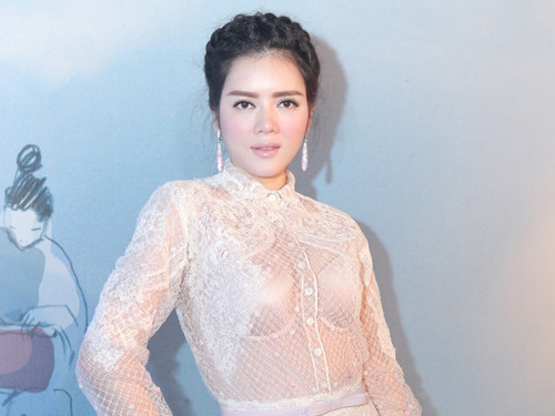 Lý Nhã Kỳ mặc váy hiệu trong suốt