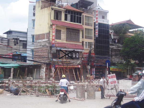 Bắt đầu tháo dỡ ngôi nhà 4 tầng	Ảnh: Nguyễn Tú