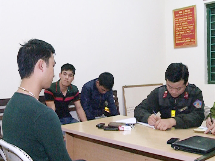 Thanh niên 'nói chuyện' bằng dao kiếm