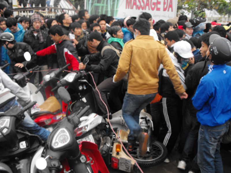 Chen chúc mua vé tại sân Mỹ Đình