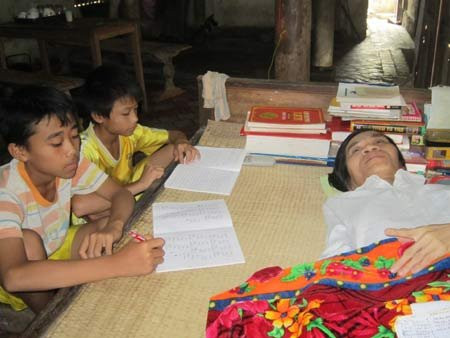 Thầy giáo hơn 30 năm nằm dạy học