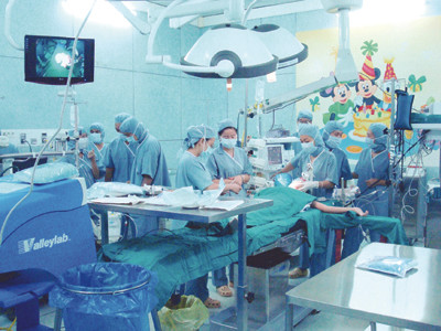 Lương thấp, chịu nhiều áp lực khiến không ít bác sĩ nhảy việc qua BV tư với chế độ đãi ngộ hấp dẫn