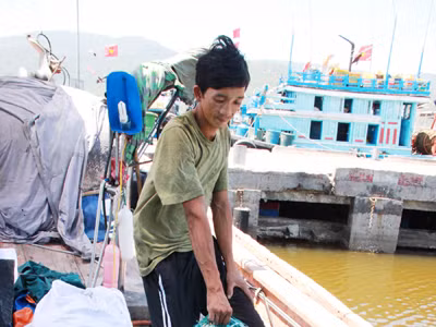 Ngư dân bị vây ráp giữa Biển Đông, ép giá trên bờ