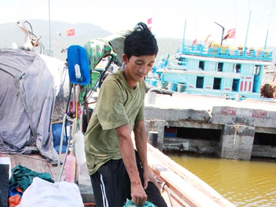 Ngư dân bị vây ráp giữa Biển Đông, ép giá trên bờ